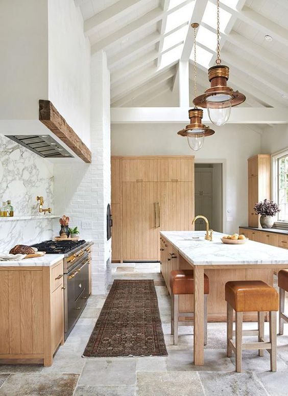 plafond cathédrale 15 idées pour un séjour réussi ! Une hirondelle dans les tiroirs