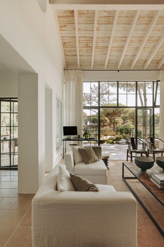 plafond cathédrale 15 idées pour un séjour réussi ! Une hirondelle dans les tiroirs